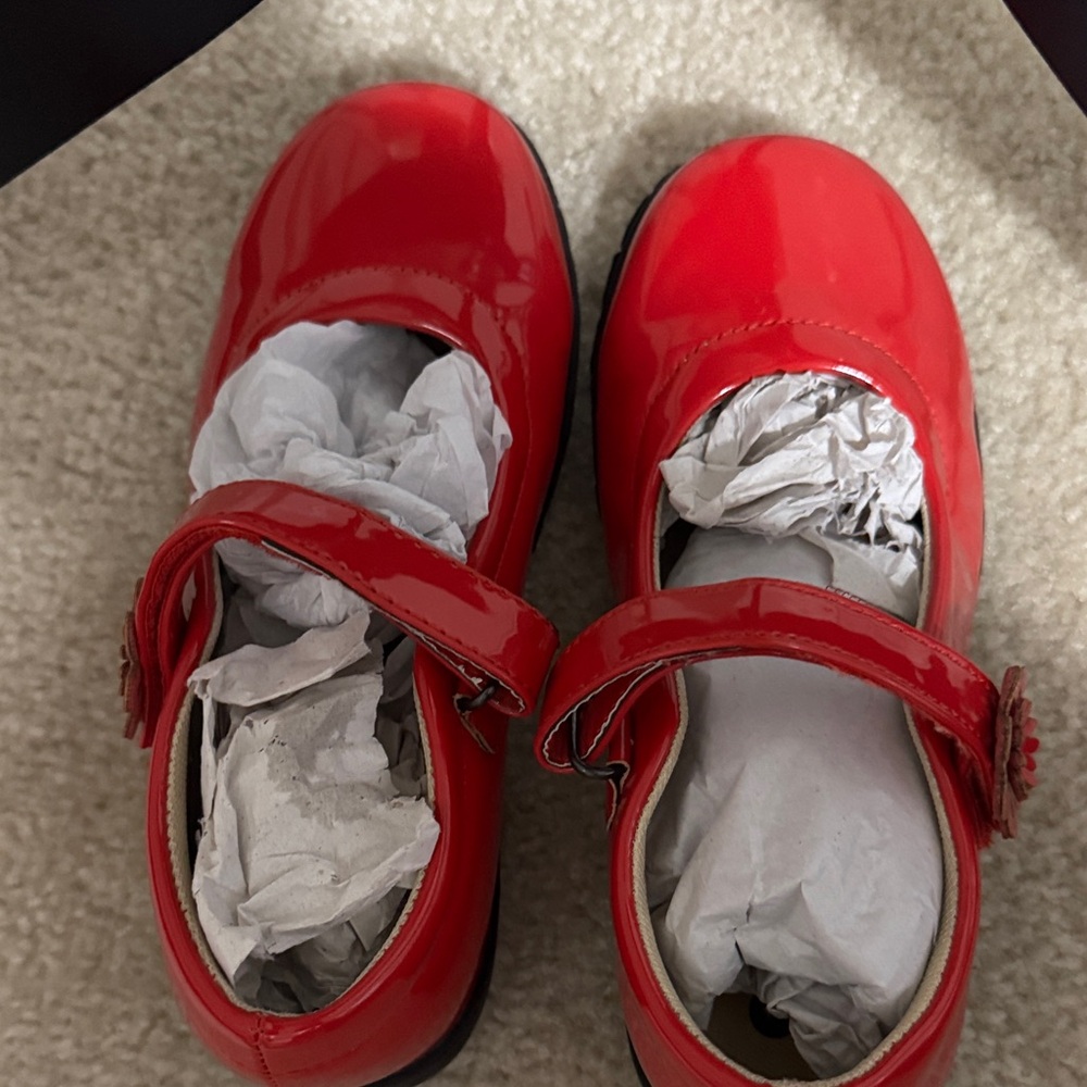 r Girls' Red Patent Mary Jane Dress Shoes - Picture 2 of 8